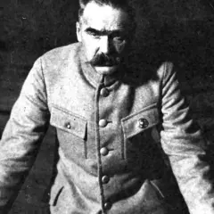 Józef Piłsudski w mundurze, symbol odzyskania niepodległości w 1918 roku.