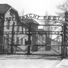 W którym roku powstało Auschwitz? Odkryj jego mroczną historię