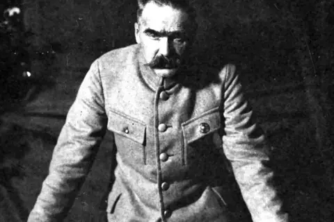 Józef Piłsudski w mundurze, symbol odzyskania niepodległości w 1918 roku.