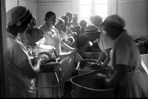 W sali porodowej, gdzie każda położna z Auschwitz walczyła o życie, widać troskę o noworodki.