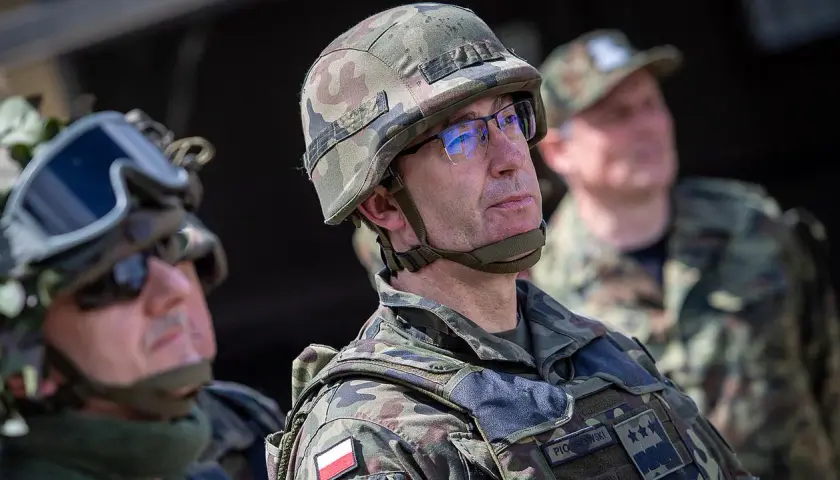 Generał broni Piotrowski: kluczowe osiągnięcia i wpływ na armię