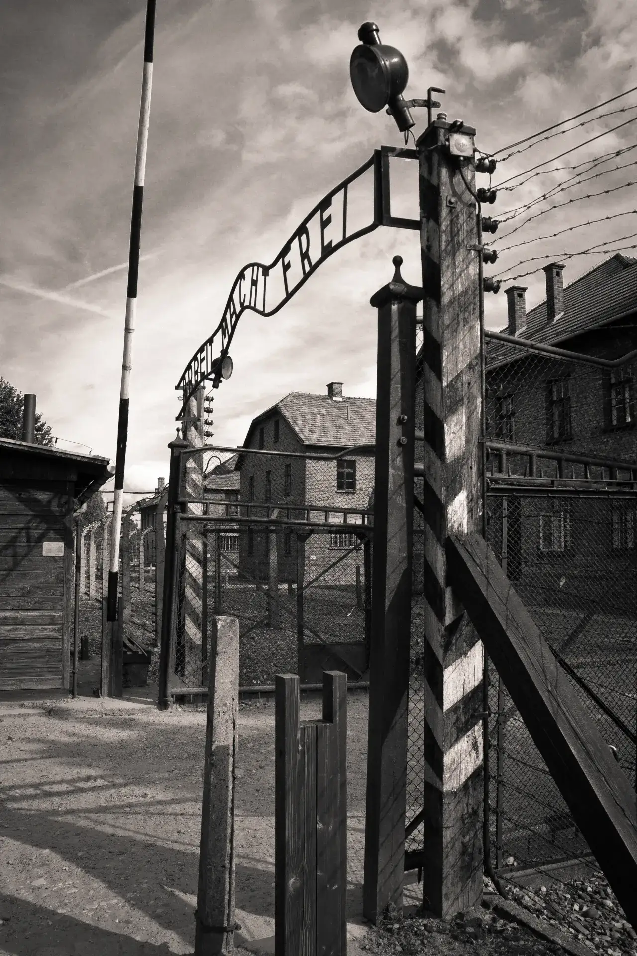 Zdjęcie W którym roku powstało Auschwitz? Odkryj jego mroczną historię
