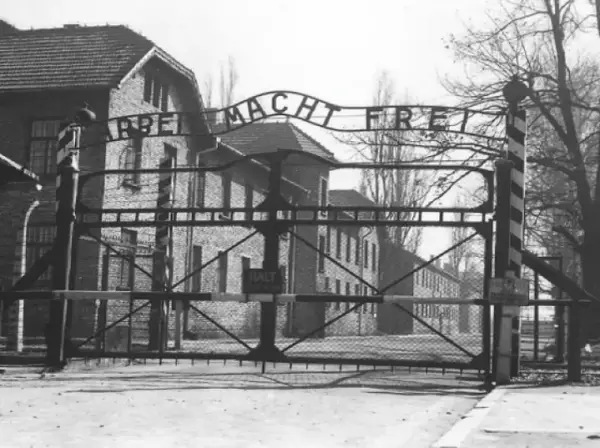 W którym roku powstało Auschwitz? Odkryj jego mroczną historię
